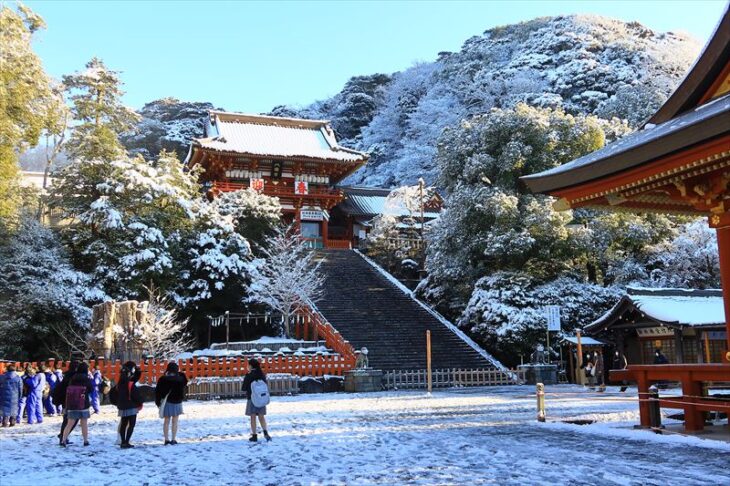 雪景色の鶴岡八幡宮