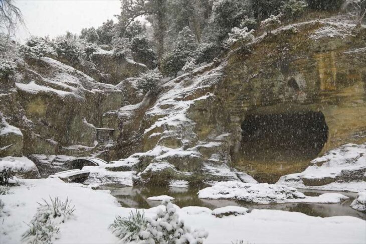 瑞泉寺の庭園の雪景色