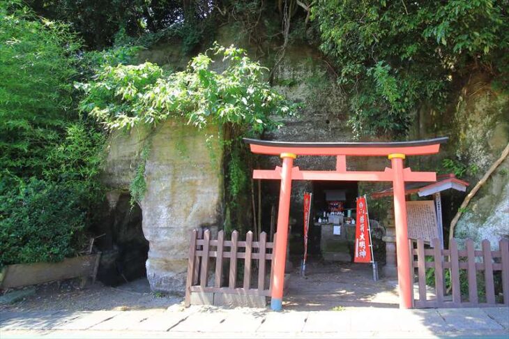智岸寺稲荷と阿仏尼の墓