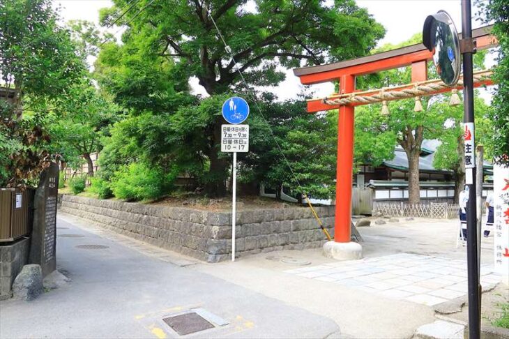 畠山重忠邸址碑と鶴岡八幡宮の東鳥居