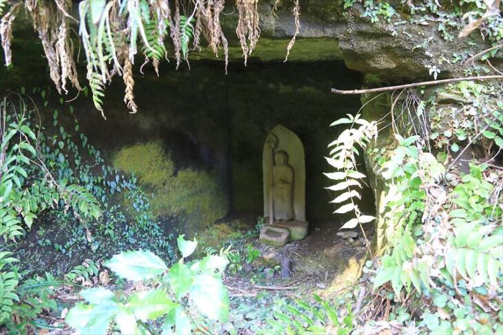 お塔の窪やぐら群