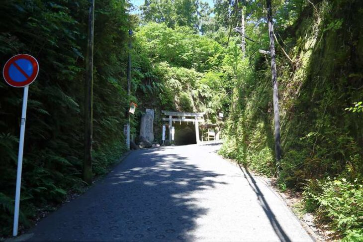 銭洗弁財天への坂道